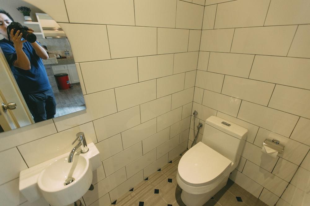 ตาซิก์ วิลลา อินเตอร์เนชั่นแนล รีสอร์ต Hotel พอร์ตดิ๊กสัน ภายนอก รูปภาพ Bathroom with a bidet