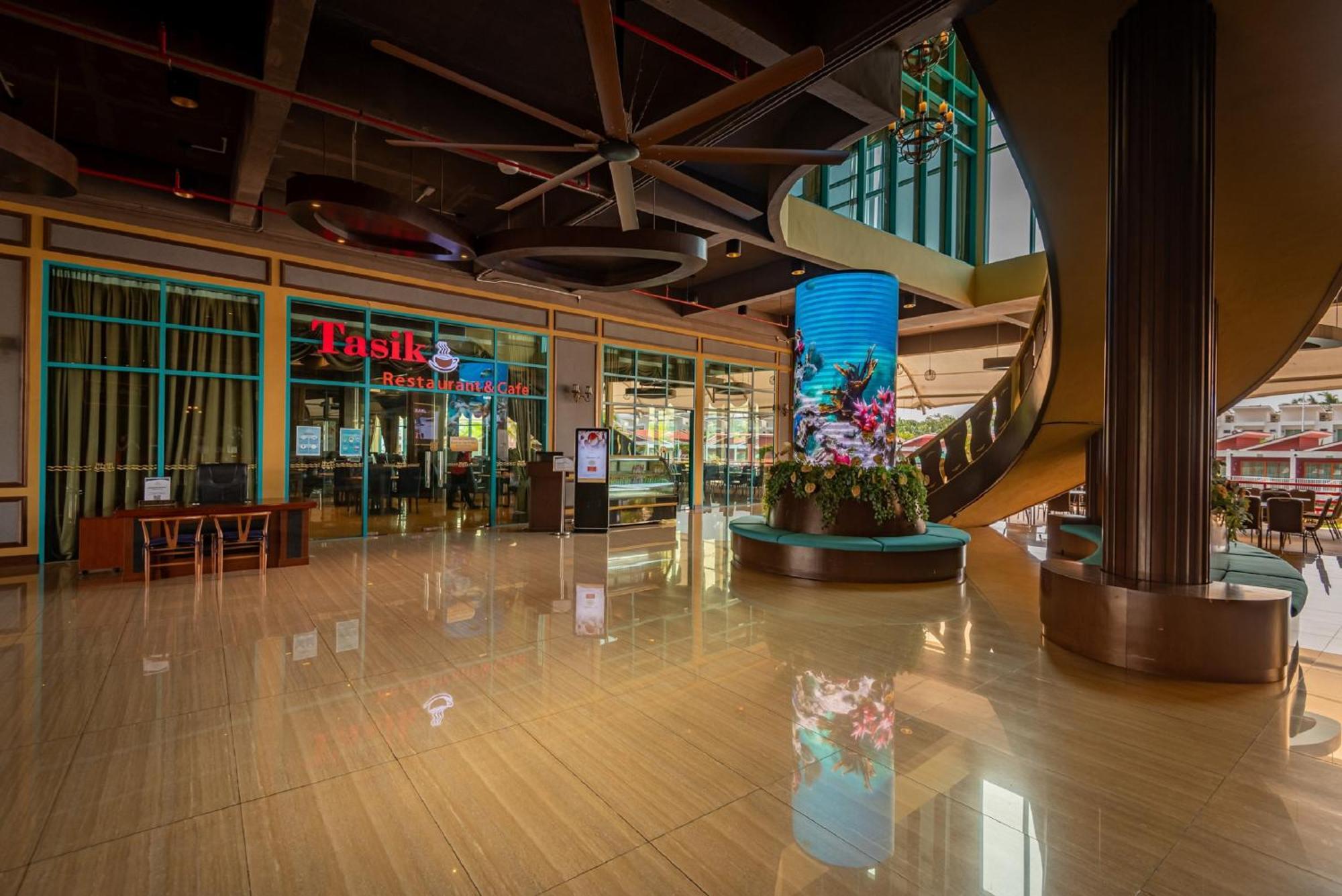 ตาซิก์ วิลลา อินเตอร์เนชั่นแนล รีสอร์ต Hotel พอร์ตดิ๊กสัน ภายนอก รูปภาพ The interior of the mall