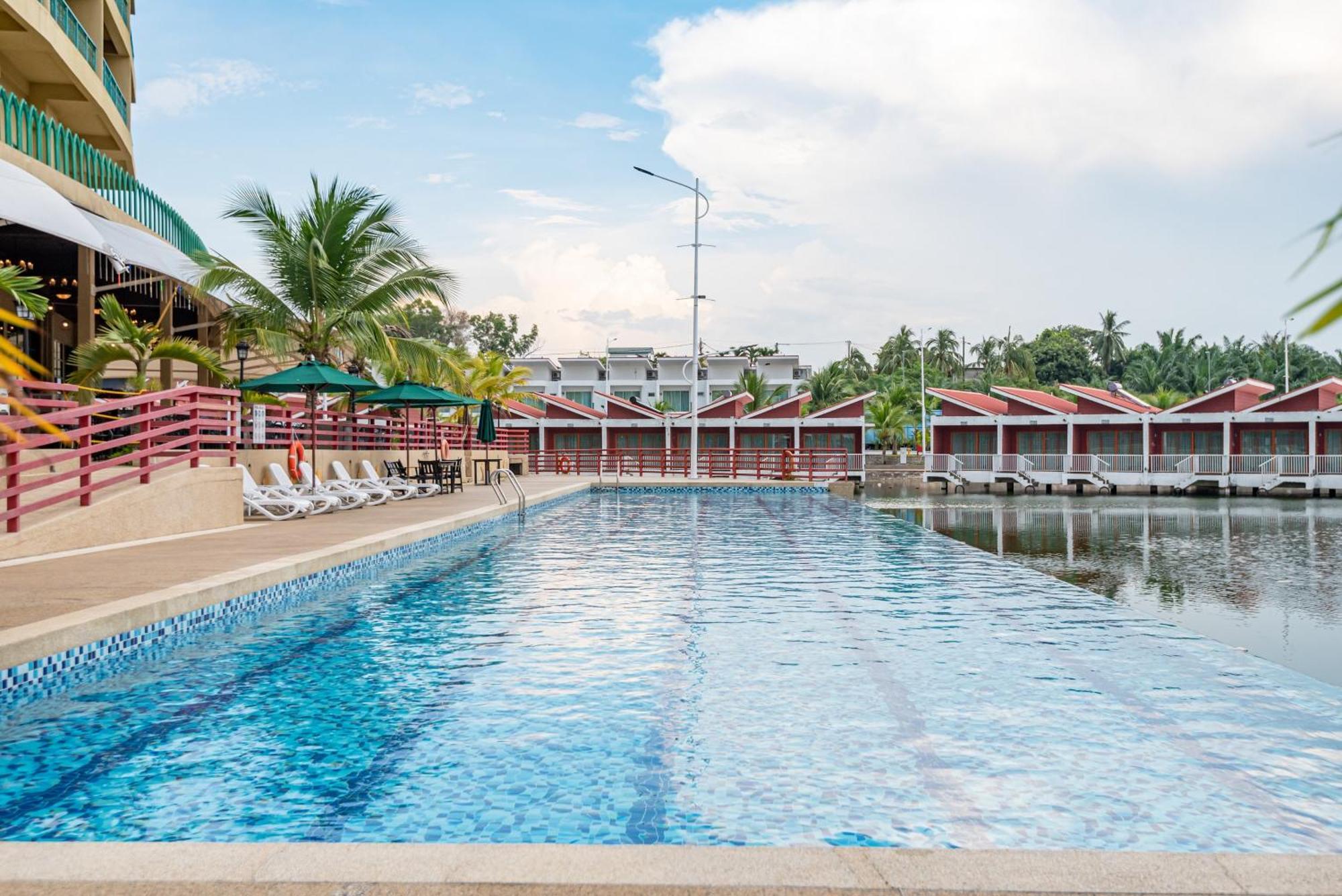 ตาซิก์ วิลลา อินเตอร์เนชั่นแนล รีสอร์ต Hotel พอร์ตดิ๊กสัน ภายนอก รูปภาพ The pool at the resort