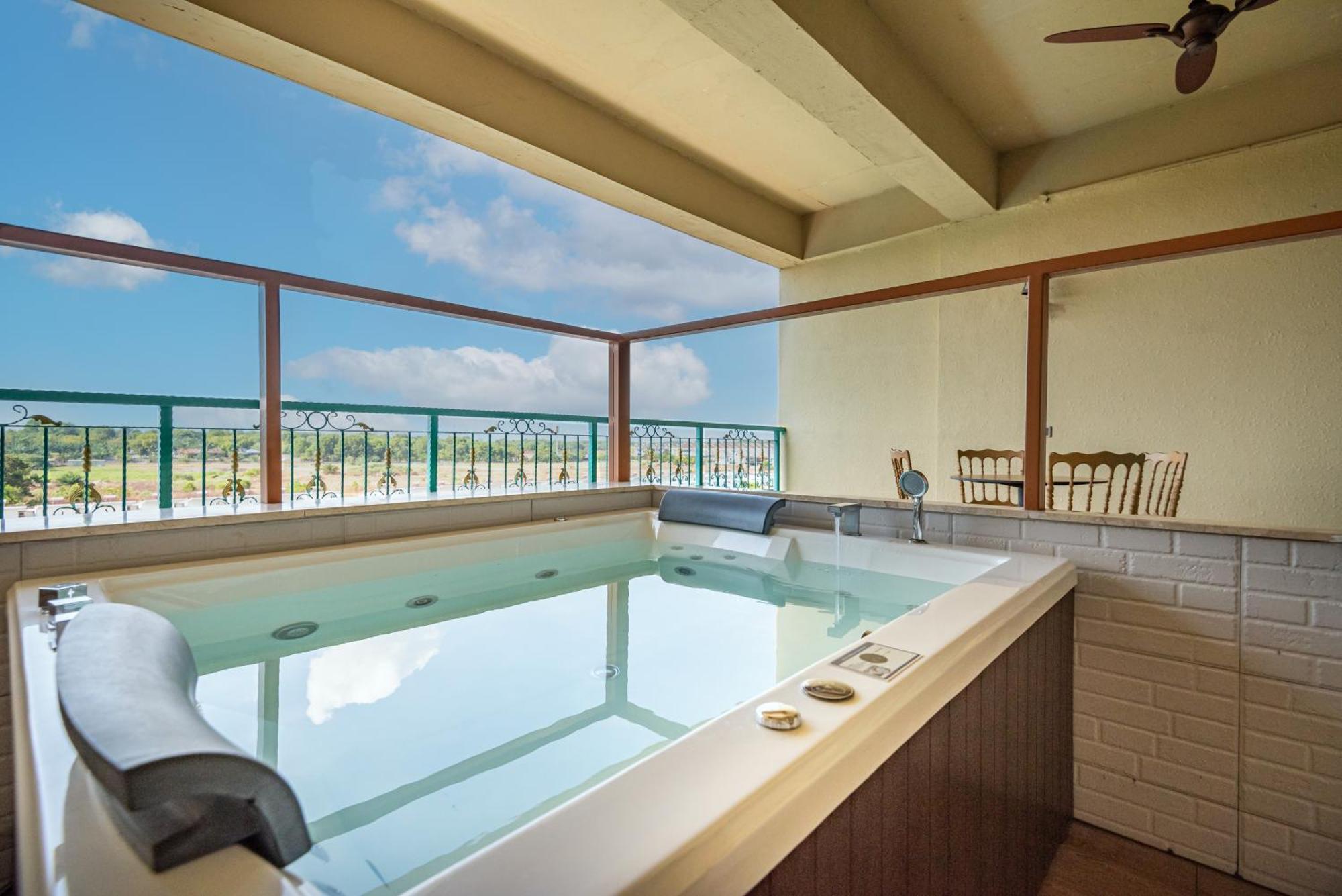 ตาซิก์ วิลลา อินเตอร์เนชั่นแนล รีสอร์ต Hotel พอร์ตดิ๊กสัน ภายนอก รูปภาพ A hot tub