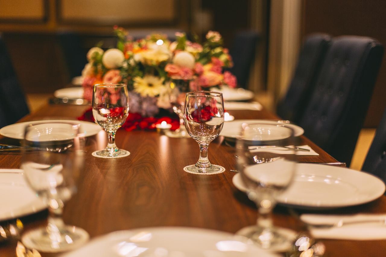 ตาซิก์ วิลลา อินเตอร์เนชั่นแนล รีสอร์ต Hotel พอร์ตดิ๊กสัน ภายนอก รูปภาพ A table set for a meal